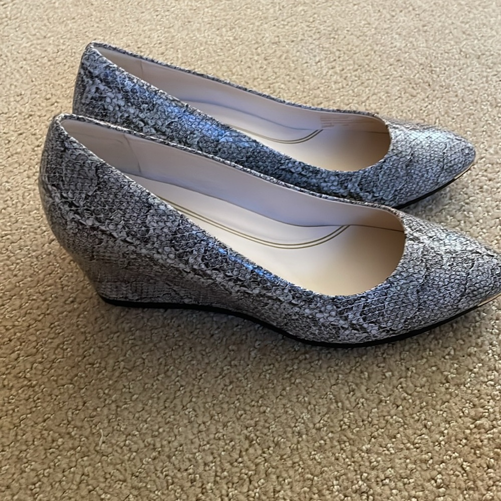 Cole Haan wedge, never wore, size 8.5
Cute design, incredibly comfy - Picture 4 of 8